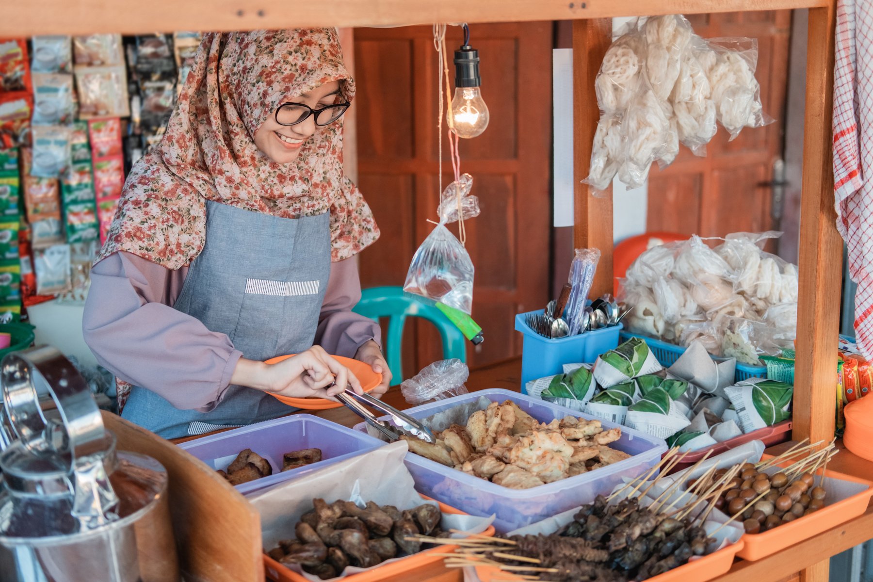 Hijab Young Woman Selling the Cart Shop Smiles When Serving Customer